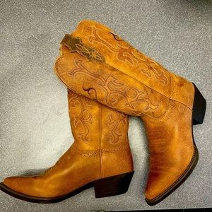 Brand new never worn Justin women boots 8 1/2.